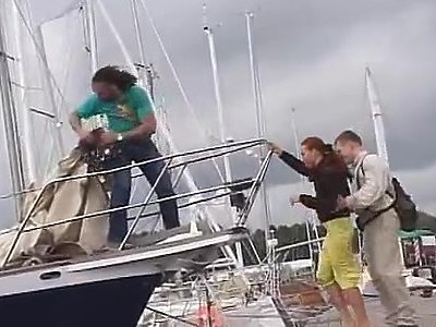 nastka pokazuje koleżance owłosioną cipę