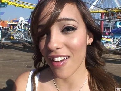 słodka nastolatka pieści sobie cipkę