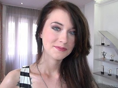 uśmiechnięta nastolatka z zatkaną analną dziurą