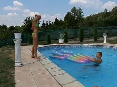 wypięta nastolatka jest posuwana przez koleżankę