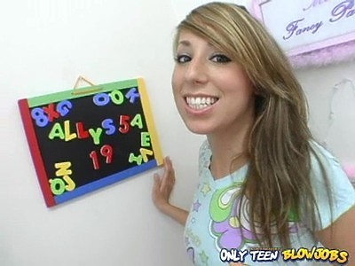 młoda gina fajnie liże penisa