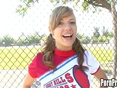 nastolatka z sterczącymi sutkami lubi ssać penisa