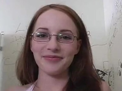 nastolatka z buszem w majtkach