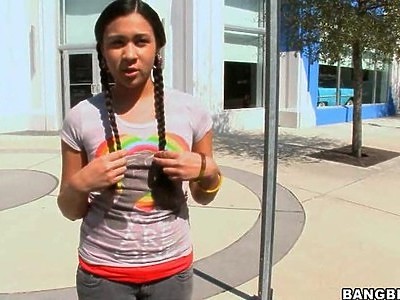 masowana nastolatka delektuje się jego kutasem