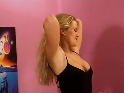 nastolatka z niewielkimi cycami słodko się pieści