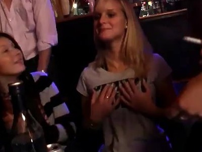 nastolatka z dobrymi cycami fajnie się palcuje