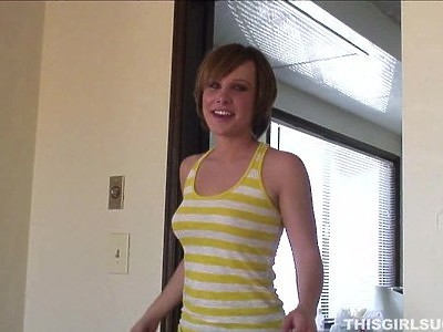 młoda laseczka na czarnej sofie