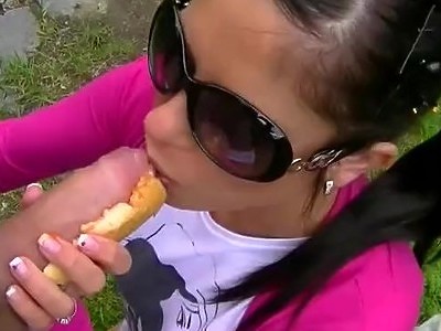 gorąca siostra delikatnie obciąga kutaska