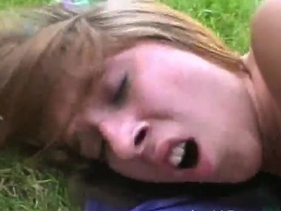 eleganckie nastolatki całują się po boskich piczkach