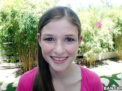 nastolatka pieści się po wielkich cycach