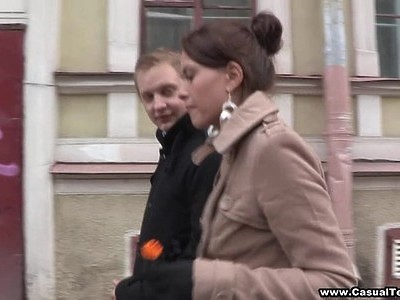 młoda mama wyciska mleczko z cycka