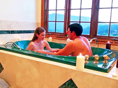 młoda dupeczka w wielkich okularach lubi głęboko ssać