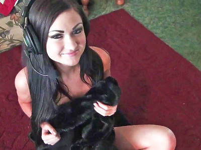 tatusiek posuwa ciężarną córkę