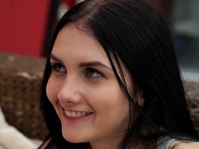 młoda laseczka wzięła kutasa do ust