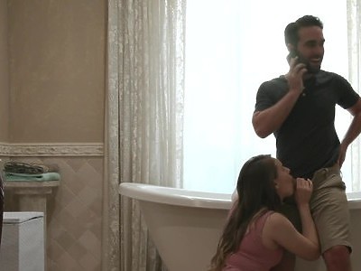 amatorka w wannie masuje swoją piczkę