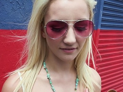 zalicza młode a koleżanka się przygląda