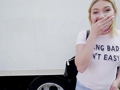 silikonowa nastolatka w długich szpilach