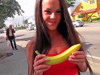 dziadek robi remont a młoda sie dobiera