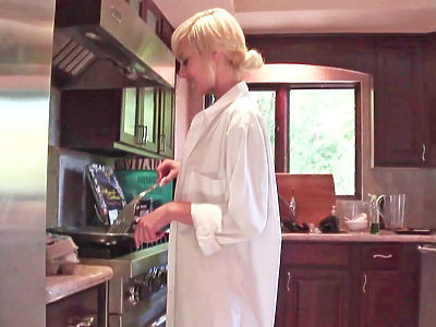 piękna nastolatka jest dla niego dziś dostępna