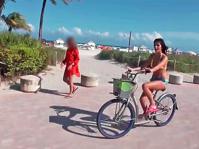 blond nastolatka na kanapie