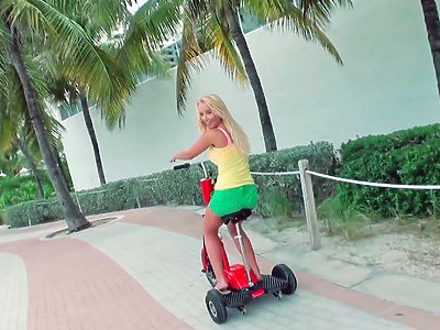 opalona nastolatka z kolczykami w sutkach lubi gangbang