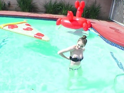 nastolatka leży na brzuszku a pała penetruje jej picz