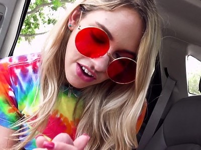 nastolatka robi dobrze stopami