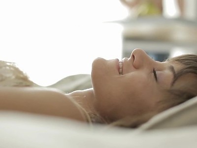 nastolatka ostro zapinana na czarnej kanapie