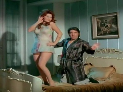 uśmiechnięta dziewica ma ochotę się ruchać