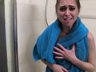 nastolatka w ładnej bieliźnie ma ochotę obciągać