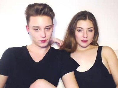 stary facet posuwa młodą brunetkę na pieska