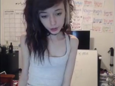 wygięta nastolatka robi szpagat na jego siusiaku