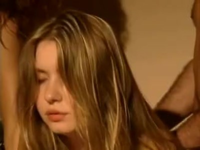 młoda liże go słodko po penisie