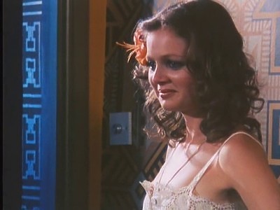 nastolatka ściska swe cyce na fotelu