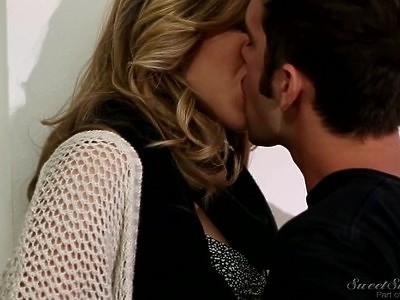 czarnowłosa nastolatka zarzuca kuperkiem