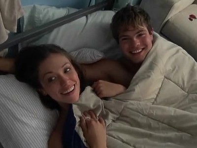 nastolatka leży na boczku a on ją fajnie rucha