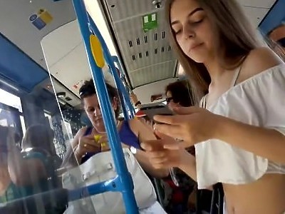 nastolatki turlają się na łóżku