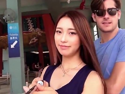 dziewica podskakuje na jego penisie