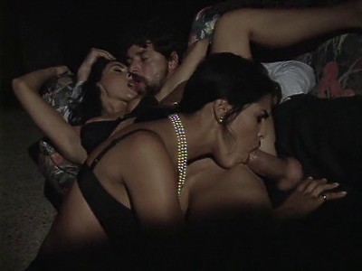 kształtna dziewica zabawia się nad jeziorem