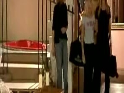 stary facet rucha płaską blondyneczkę