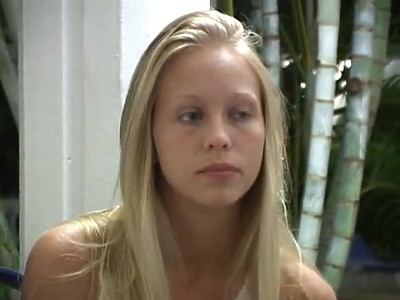 dwie zgrabne siostry fajnie się o siebie ocierają