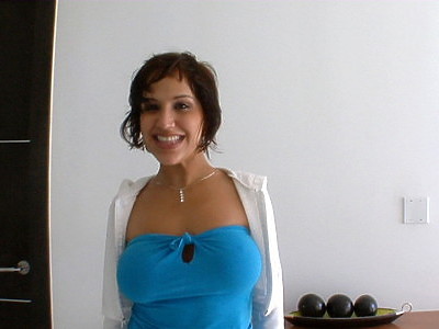 cycata nastolatka klęczy przed fiutem i ciągnie go