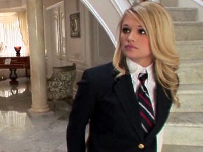 młoda nastolatka pokazała swoje cycuszki