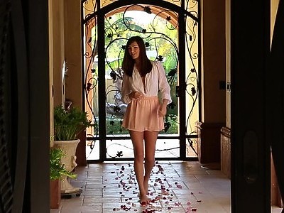 nastolatka w okularach ciągnie czekoladowego penisa