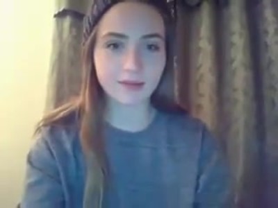 dziewica z kolczykami i łysy chuj