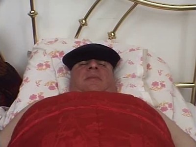 dwie nastolatki poniżają starego dziadka