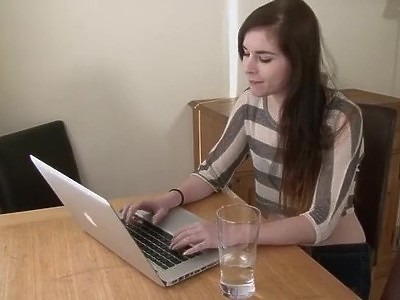 kusząca nastolatka słodko liże jej pipę