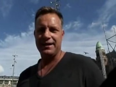 nastolatka opiera się o drabinę a on ją puka