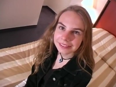 licealistka zabawia się sztucznym kutasem