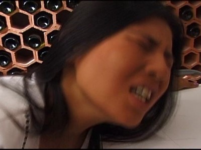 ciemnowłosa nastolatka i gumowy jebaka